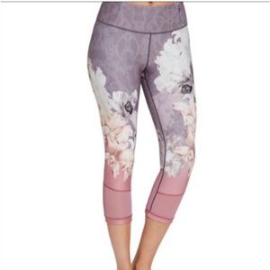 NWT CALIA By Carrie Underwood Floral Print Capri Leggings Size Medium